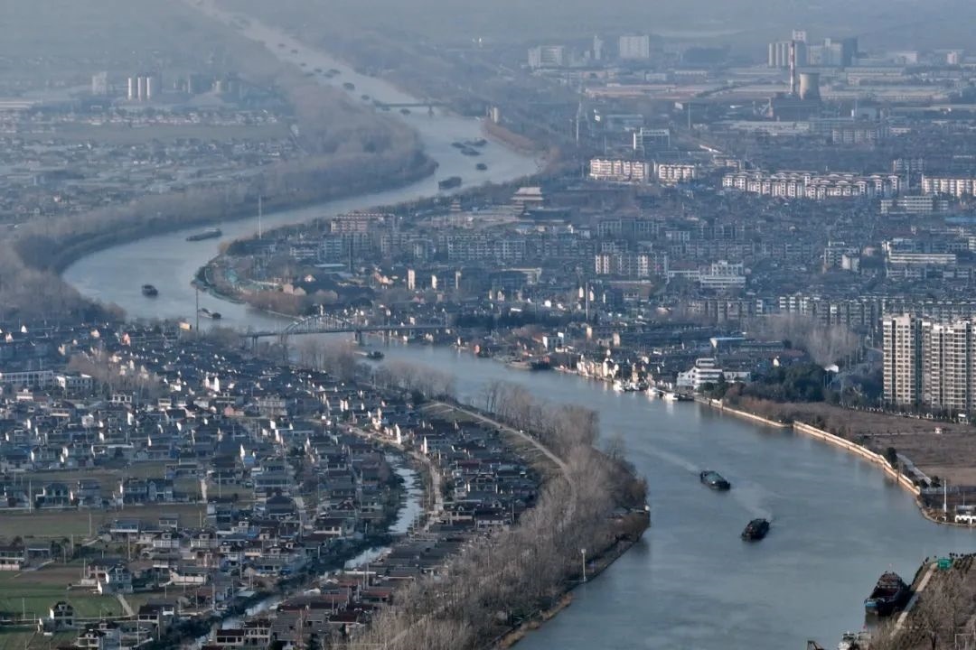 2月16日，貨船行駛在京杭大運(yùn)河江蘇寶應(yīng)段。新華社發(fā)（沈冬兵攝）