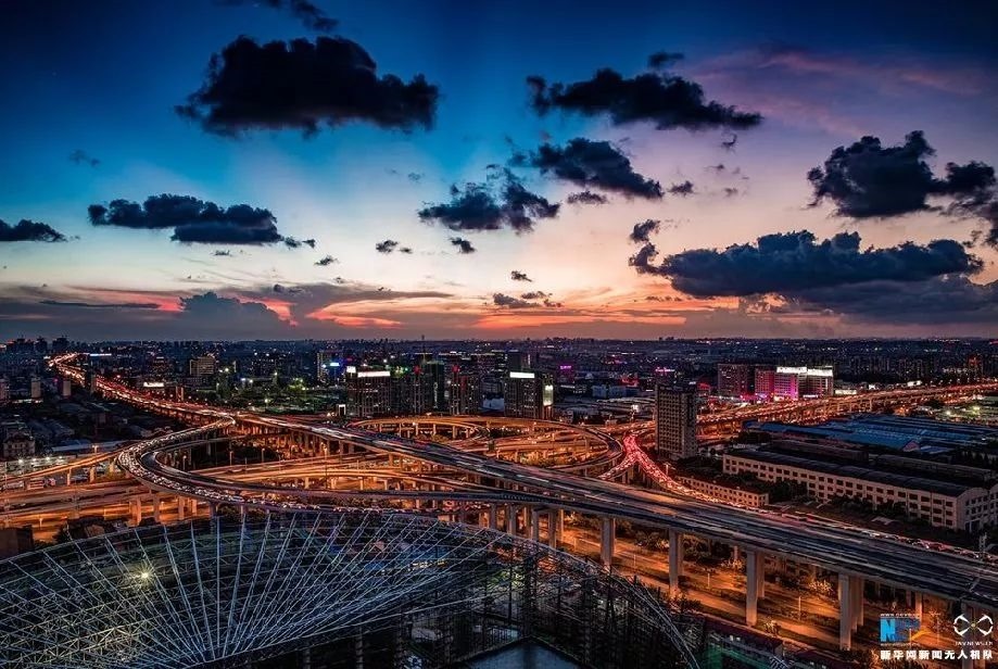 傍晚時(shí)刻的上海立交橋。新華網(wǎng)發(fā) 田橫 攝