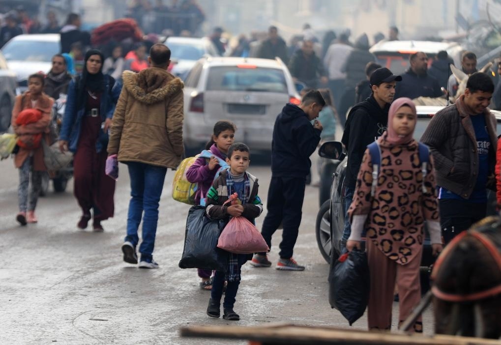 12月1日，在加沙地帶南部城市汗尤尼斯，人們在以軍恢復(fù)軍事行動后逃離家園。新華社發(fā)（亞西爾·庫迪攝）