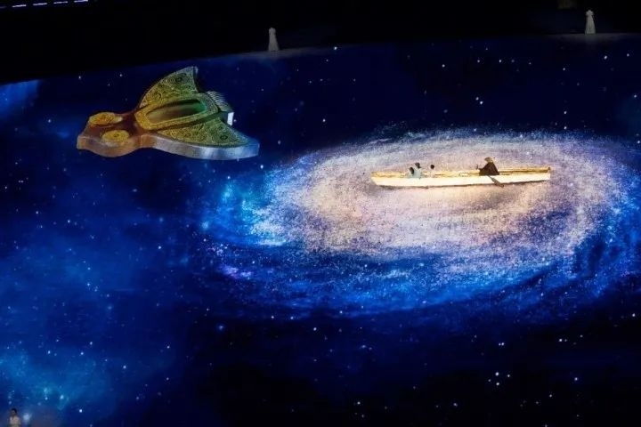 杭州第4屆亞殘運(yùn)會(huì)閉幕式上，吉祥物飛飛幻化回良渚玉鳥的模樣，盤旋于夜色之中。記者 倪雁強(qiáng) 董旭明 攝