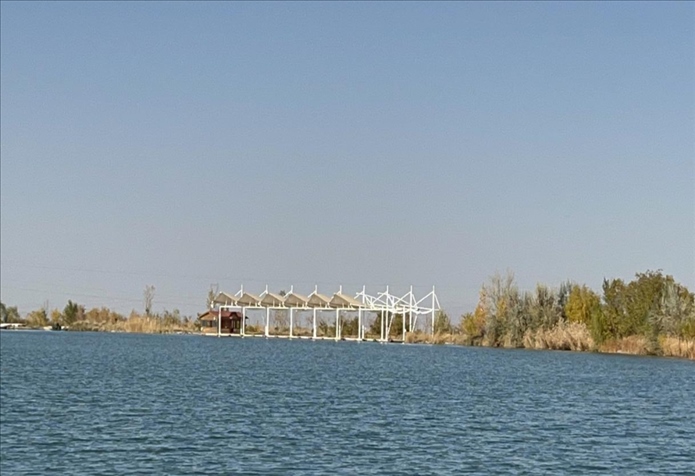 2023年11月1日，督察組拍攝到弱水花海景區(qū)建有人工湖及水上游樂設(shè)施。（中央第四生態(tài)環(huán)境保護(hù)督察組供圖）