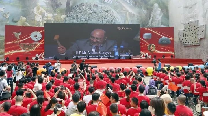 2019年7月6日，杭州市民揮舞國(guó)旗慶祝良渚古城遺址獲準(zhǔn)列入世界遺產(chǎn)名錄。記者 吳煌 倪雁強(qiáng) 攝