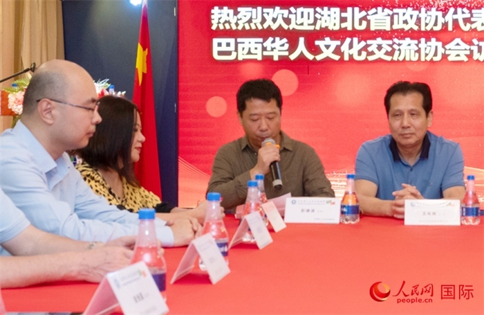 巴西文協(xié)監(jiān)事長彭建波（右二）在座談會上致辭。 人民網(wǎng)記者 陳海琪攝