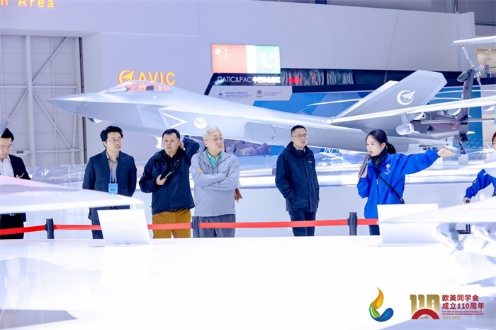 參會嘉賓和留學(xué)歸國人員參觀珠海太空中心。主辦方供圖