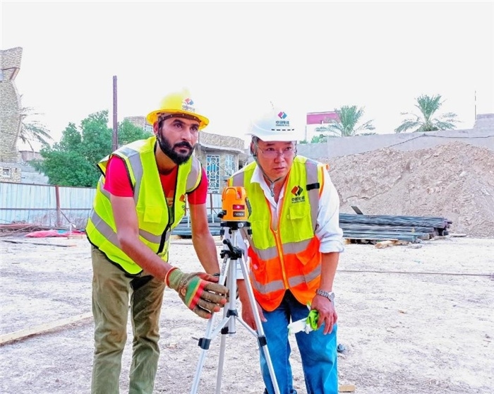 中伊工人在施工中。中國(guó)電建供圖