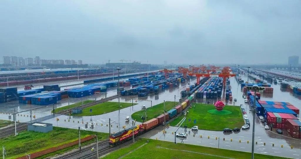 △2023年9月28日，中歐班列長安號第20000列從陜西西安國際港站開出。