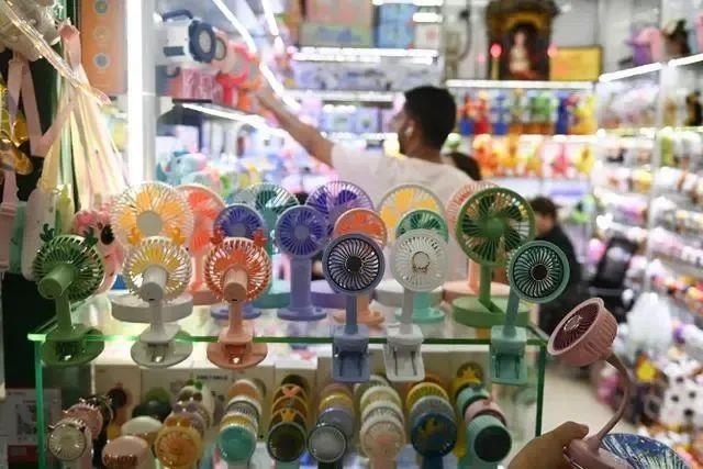 △近期，客商在浙江義烏國際商貿(mào)城采購商品。