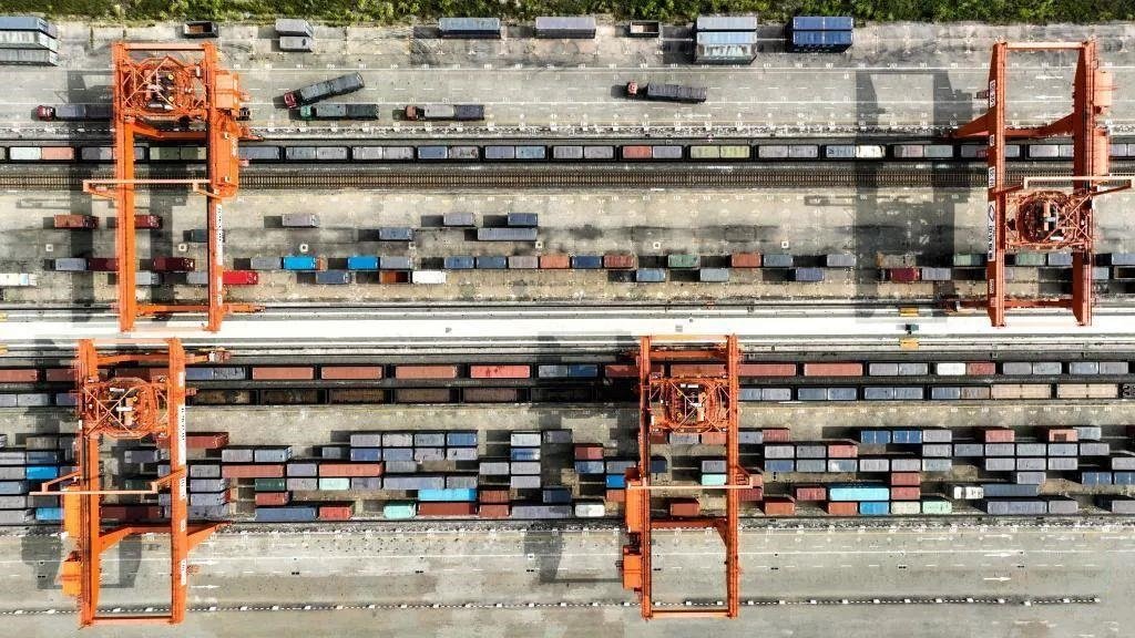 △2023年11月12日，火車在廣西欽州港碼頭裝運集裝箱。