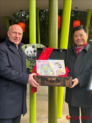 吳墾大使和韋格納市長手捧德國兒童為“夢想”“夢圓”準備的手繪“送別大禮包”。人民網(wǎng)記者 徐馨攝