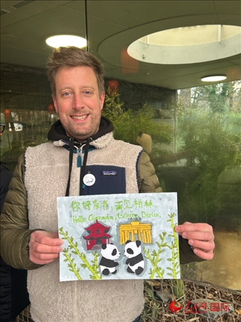 特別從法國趕來送別“夢想”“夢圓”的專業(yè)級熊貓粉絲 Pouille先生和此次征集的兒童作品。人民網(wǎng)記者 徐馨攝