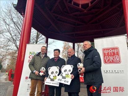 中國文化中心組織的主題活動現(xiàn)場。從左至右依次為柏林動物園園長克尼里姆、中國駐德國大使吳懇、柏林市長韋格納、柏林動物園監(jiān)事會主席布魯克曼。人民網(wǎng)記者 徐馨攝