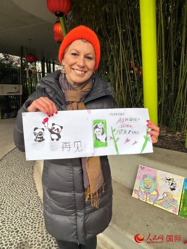 桑德拉和德國小朋友們的作品。右圖寫著“祝福好運，再見 Pit和Paule（“夢想”“夢圓”的德語名字）”。人民網(wǎng)記者 徐馨攝