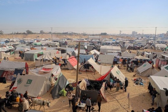  這是12月8日在加沙地帶南部城市拉法拍攝的臨時營地。新華社發(fā)（里澤克·阿卜杜勒賈瓦德攝）