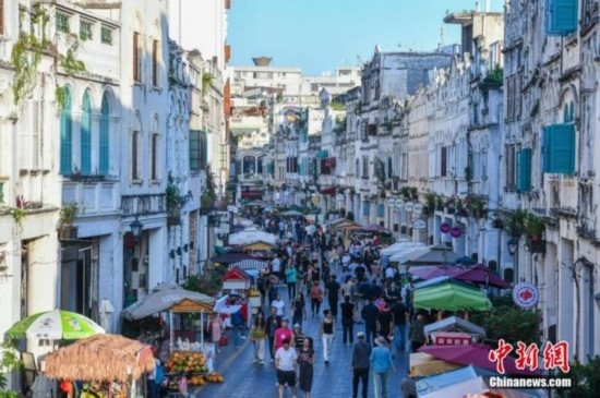 圖為?？隍T樓老街游客如織。 <a target='_blank' href='/' ><p align=