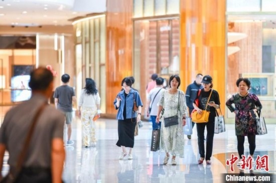 圖為顧客在cdf?？趪?guó)際免稅城內(nèi)選購(gòu)商品。<a target='_blank' href='/' ><p align=