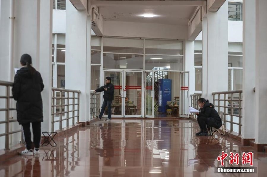 資料圖：幾位考研學(xué)生在南昌大學(xué)教學(xué)樓的天橋上復(fù)習(xí)備考。劉力鑫 攝