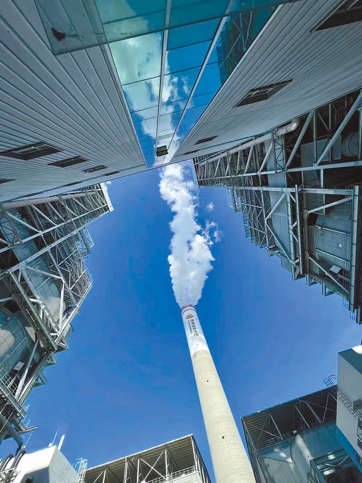  綠色低碳 近日，來自10余個國家的國際青年跟隨“世界青年能源行”活動走進國家能源集團江蘇泰州電廠。作為亞洲最大火電二氧化碳捕集、利用與封存項目，該項目每年可捕集消納二氧化碳50萬噸。 美國籍演員、主持人 史蒂文·韋德斯攝 “走在電廠里，體驗各種高科技，真切感受到中國在清潔能源方面發(fā)展迅速，許多技術(shù)走在了世界前列。”