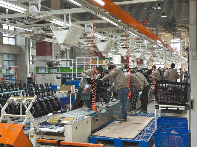  產(chǎn)業(yè)領(lǐng)跑 在長三角一體化發(fā)展格局下，新能源制造業(yè)通過產(chǎn)業(yè)集群協(xié)同發(fā)展，形成現(xiàn)代化產(chǎn)業(yè)體系。圖為位于江蘇常州市的比亞迪工廠內(nèi)，工作人員正在組裝銷往非洲國家的電動摩托車。 拉丁美洲通訊社古巴籍?dāng)z影記者 朗尼·洛佩茲（中文名羅帥）攝