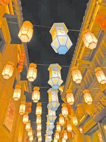  古城新韻 位于安徽安慶市安慶古城的倒扒獅歷史文化街區(qū)依江而建，在保留歷史建筑的同時，引入產(chǎn)業(yè)新業(yè)態(tài)，激發(fā)歷史文化街區(qū)活力，吸引了眾多游客前來游玩。 韓國籍視頻博主 金峻范攝