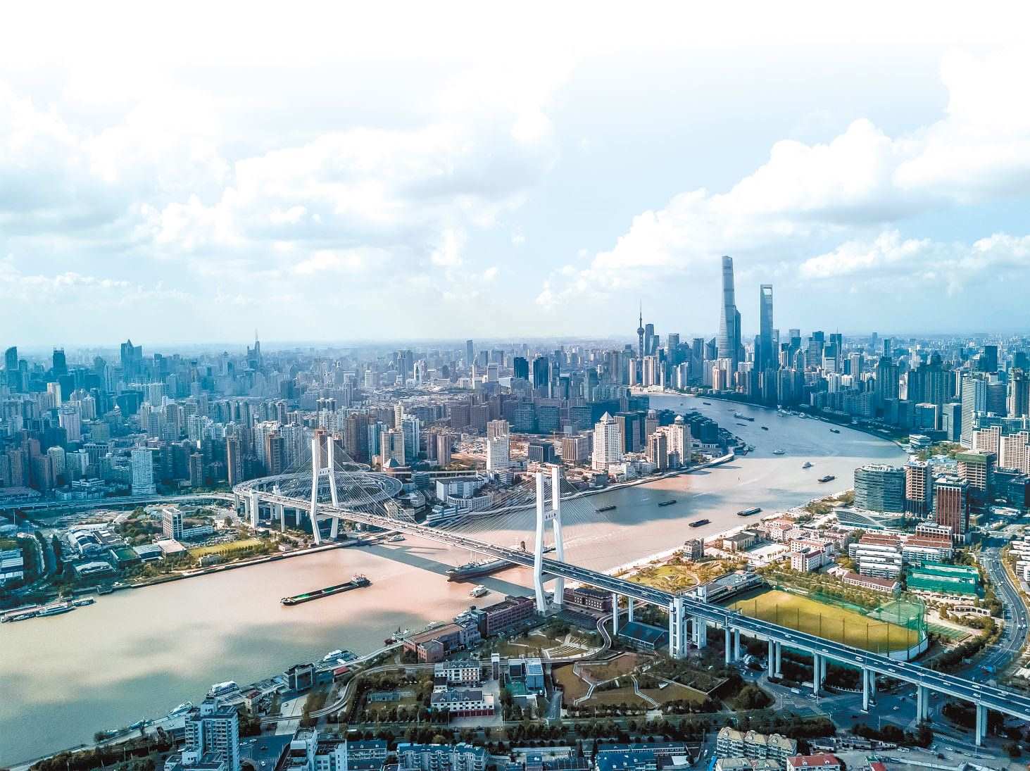  潮起東方 上海黃浦江兩岸高樓林立，風(fēng)光無限。近年來，上海以開放創(chuàng)新之姿，謀劃推動高質(zhì)量發(fā)展，奮力開創(chuàng)長三角一體化新局面。 德國籍導(dǎo)演、建筑師、攝影師 馬克·西格蒙德攝 “起初，我被東方古國的悠久歷史文化吸引來到中國。在上海生活的10多年間，我見證了這座城市的發(fā)展歷程，也感受到它兼具傳統(tǒng)與現(xiàn)代的獨特魅力?！? /></p> <p style=