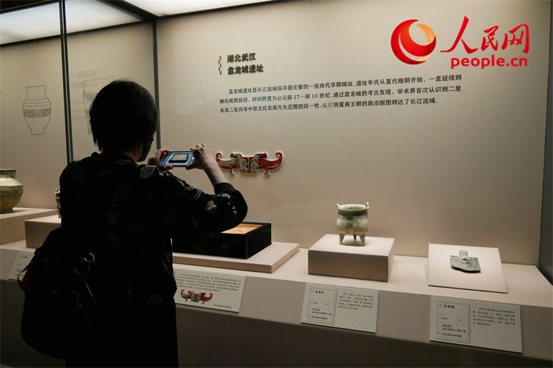 今年9月，觀眾正在參觀“鑒往知遠(yuǎn)——新時(shí)代考古成果展”。人民網(wǎng)記者 韋衍行攝