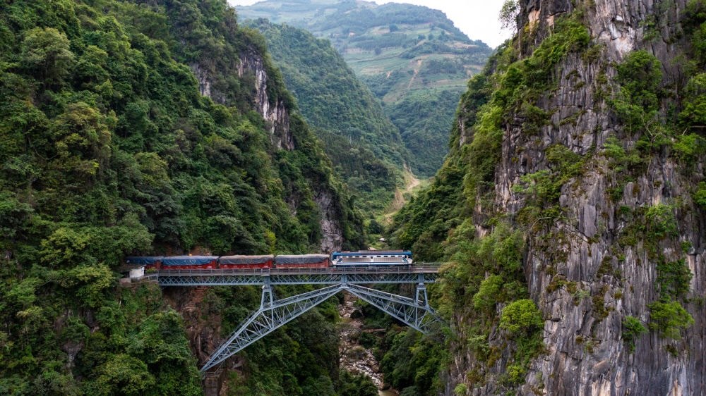 2023年6月20日，一列火車駛過人字橋。