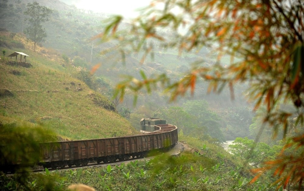 這是行駛在滇越鐵路云南省屏邊縣境內(nèi)的貨運(yùn)列車（2012年3月9日攝）。