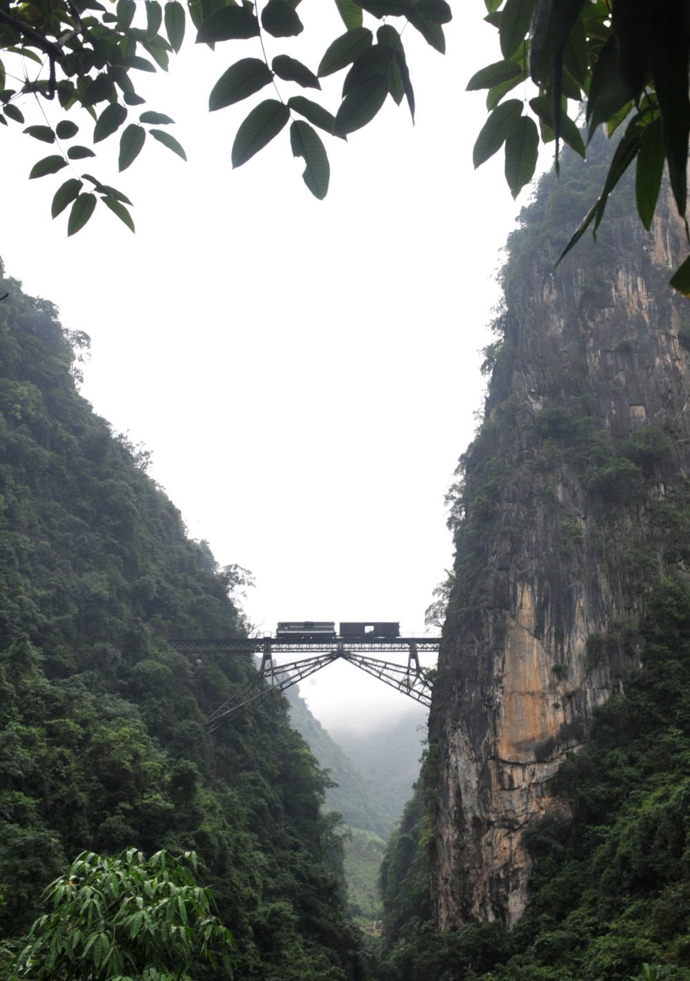 2009年6月1日，一列小火車從人字橋上通過。