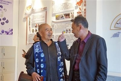  在大理州古生村訴訟服務(wù)站內(nèi)，全國人大代表樊九平為“阿鵬調(diào)解員”點(diǎn)贊。