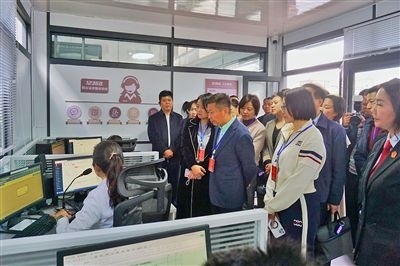  在昆明中院訴前調(diào)解工作室內(nèi)，代表們觀摩法官線上調(diào)解。