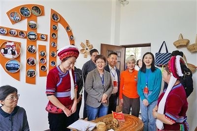  在大理法院喜洲法庭，代表們與“金花調(diào)解員”共同探討民族特色調(diào)解工作方法。