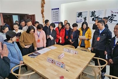  在劍川法院家事調(diào)解室內(nèi)，該院制作的《離婚證明書》引起了代表們的關(guān)注。