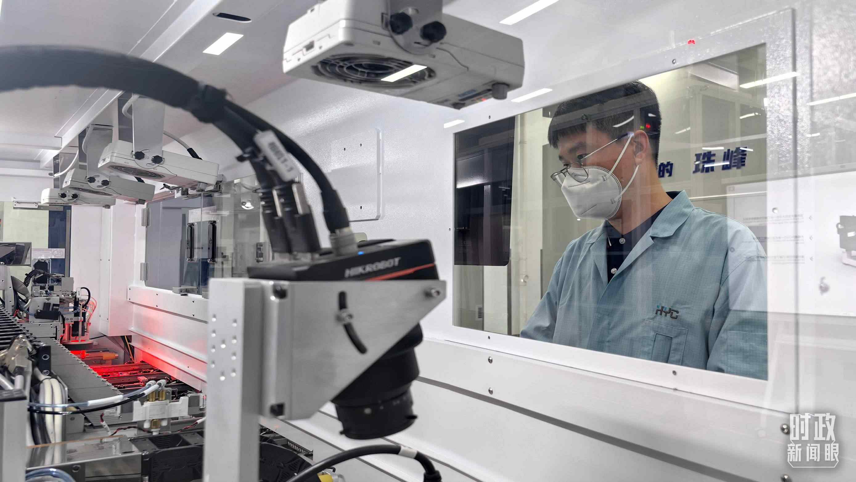 △蘇州華興源創(chuàng)科技股份有限公司員工正在研發(fā)車(chē)間內(nèi)進(jìn)行芯片測(cè)試。（總臺(tái)央廣記者潘毅拍攝）
