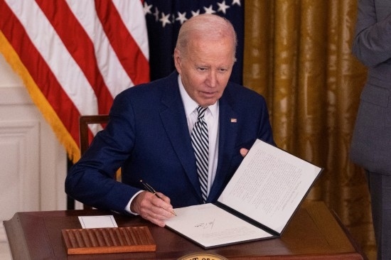 10月30日，美國總統(tǒng)拜登在華盛頓白宮簽署人工智能監(jiān)管行政令。新華社發(fā)（亞倫攝）