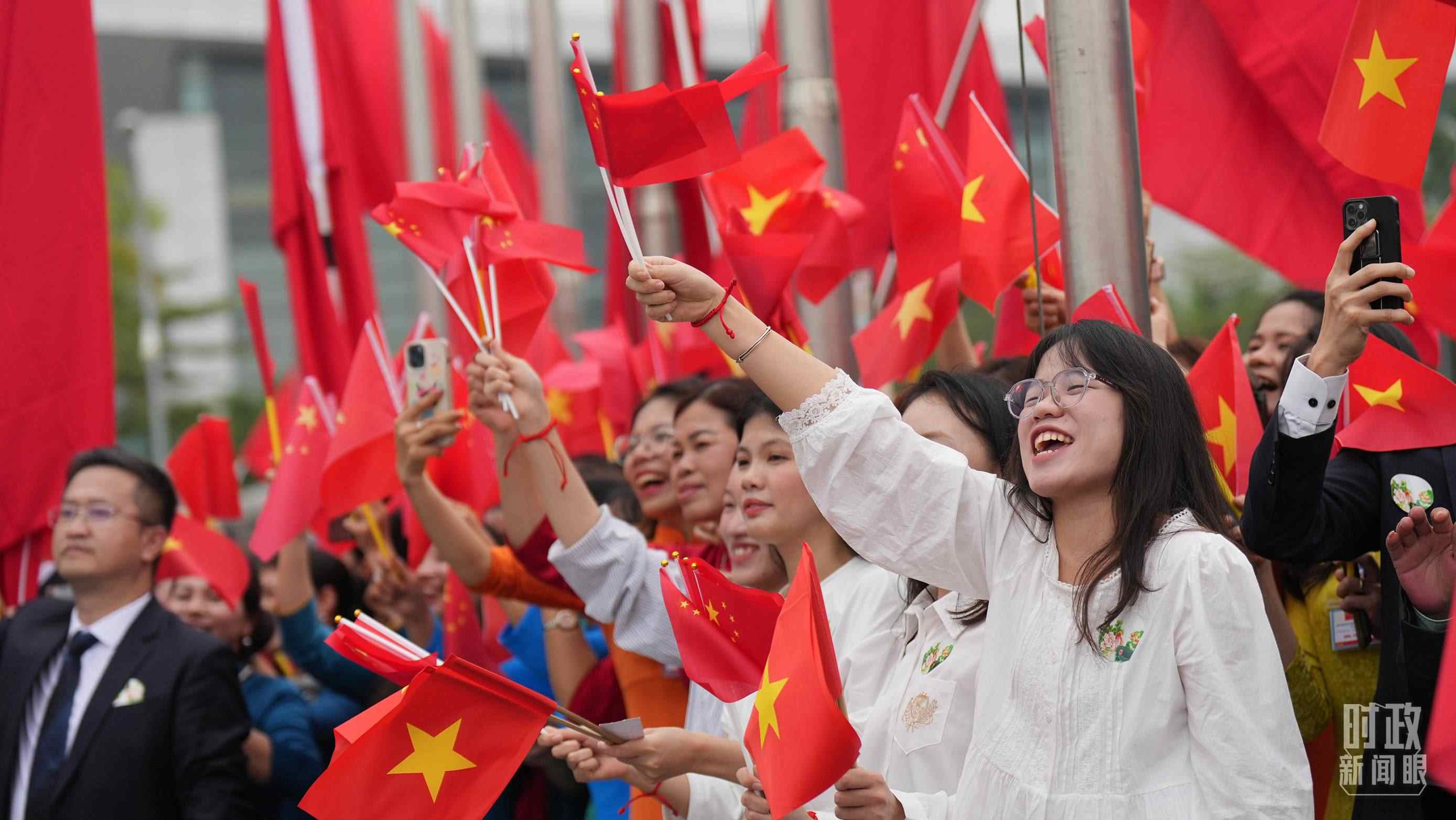 △人們揮舞兩國(guó)旗幟歡迎習(xí)近平訪越。（總臺(tái)國(guó)廣記者李晉拍攝）
