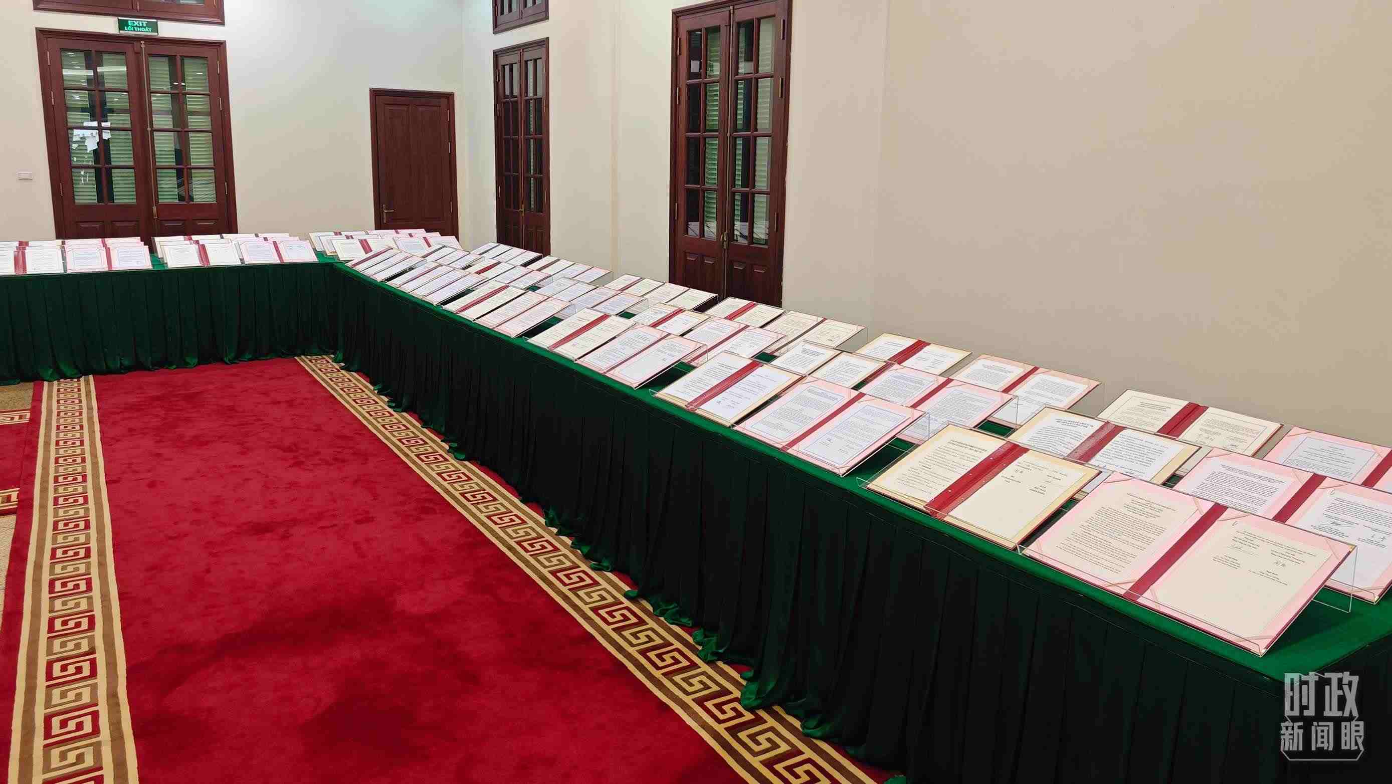 △會(huì)談后，兩黨總書記共同見證雙方簽署的雙邊合作文件展示，涵蓋共建“一帶一路”等30多個(gè)領(lǐng)域。（總臺(tái)央視記者耿小龍拍攝）