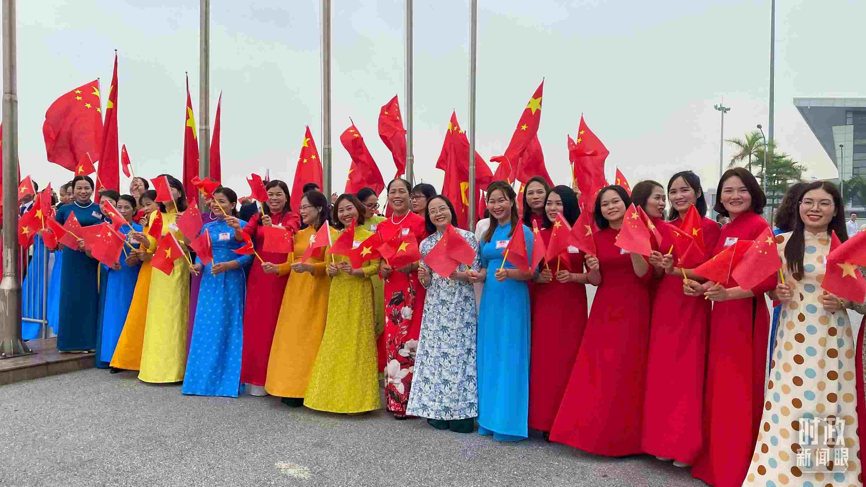 △專機(jī)抵達(dá)前，400多名中越各界代表手持兩黨兩國(guó)旗幟翹首以盼。（總臺(tái)央視記者李增仁拍攝）