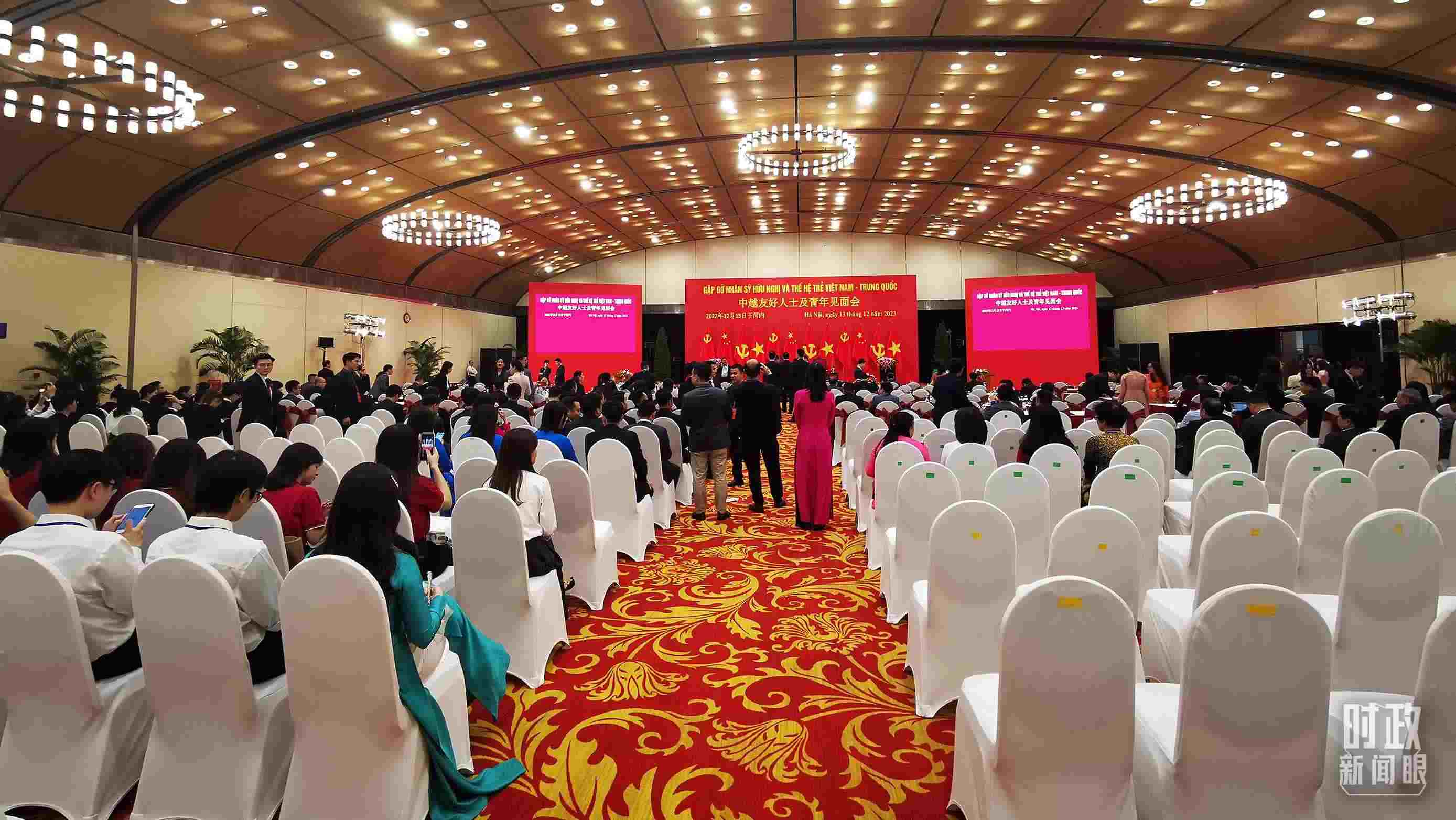 △習(xí)近平出席中越友好人士及青年見面會(huì)。這是見面會(huì)開始前的場(chǎng)景。（總臺(tái)央視記者荊偉拍攝）