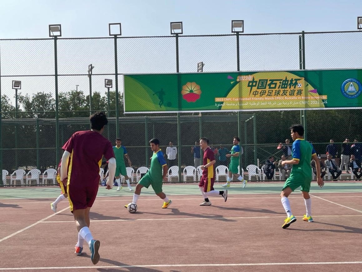 12月14日，中國石油（伊拉克）魯邁拉片區(qū)舉辦公共開放日和足球友誼賽。中國石油工程建設(shè)有限公司魯邁拉項目代表隊與巴士拉大學(xué)代表隊進行了比賽，巴士拉大學(xué)代表隊獲勝。文學(xué)軍攝