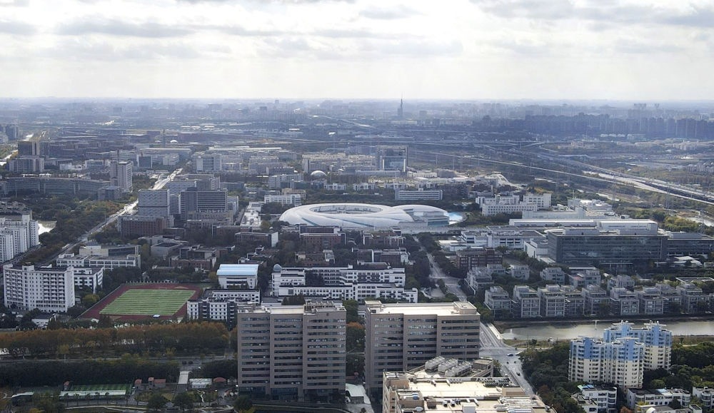 這是2023年11月25日在上海浦東新區(qū)張江科學(xué)城拍攝的形如鸚鵡螺的大科學(xué)裝置上海光源（中）（無人機(jī)照片）。新華社記者 方喆 攝