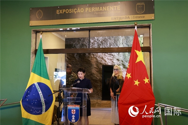 中國(guó)駐里約總領(lǐng)事田敏在攝影展開(kāi)幕式上致辭。 人民網(wǎng)記者 陳海琪攝