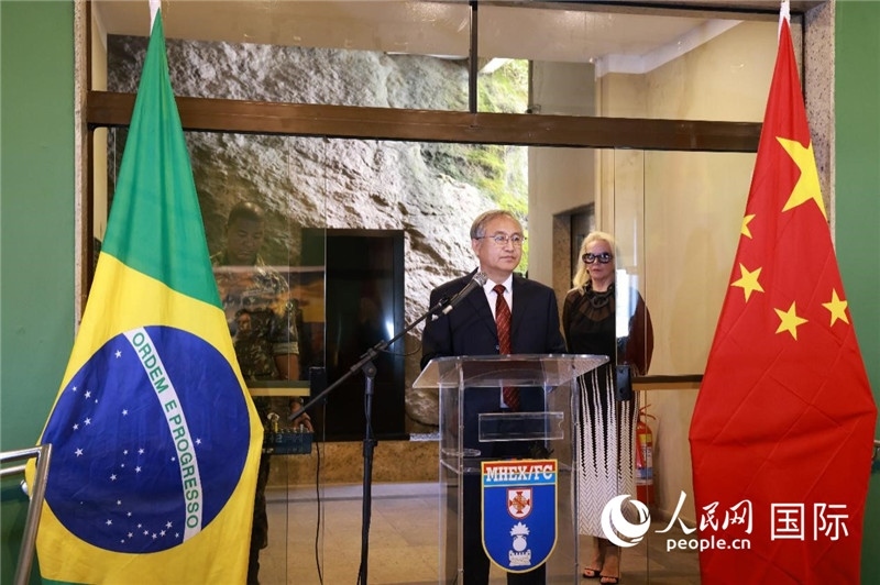 中國(guó)攝影家協(xié)會(huì)駐會(huì)副主席鄭更生在攝影展開(kāi)幕式上致辭。 人民網(wǎng)記者 陳海琪攝