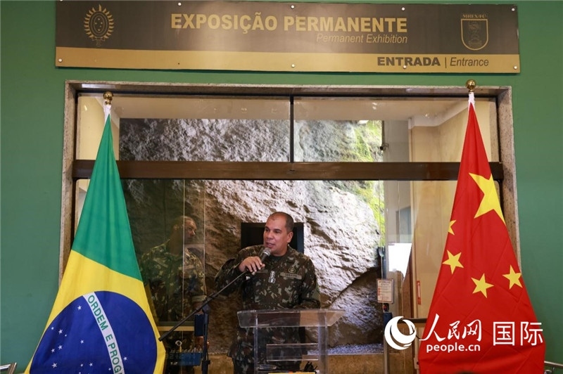 科帕卡瓦納要塞司令亞歷山大·羅伯托在攝影展開(kāi)幕式上致辭。 人民網(wǎng)記者 陳海琪攝