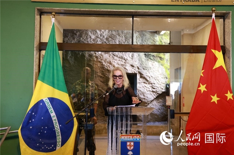 山河文化促進(jìn)中心執(zhí)行總裁瑪西婭·梅爾基奧爾在攝影展開(kāi)幕式上致辭。 人民網(wǎng)記者 陳海琪攝