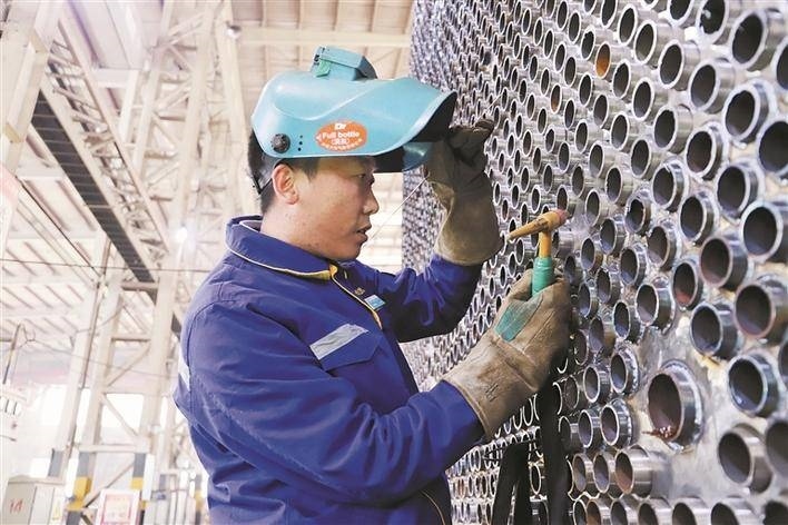 邵旭鵬在車間進行電焊作業(yè)。受訪者供圖