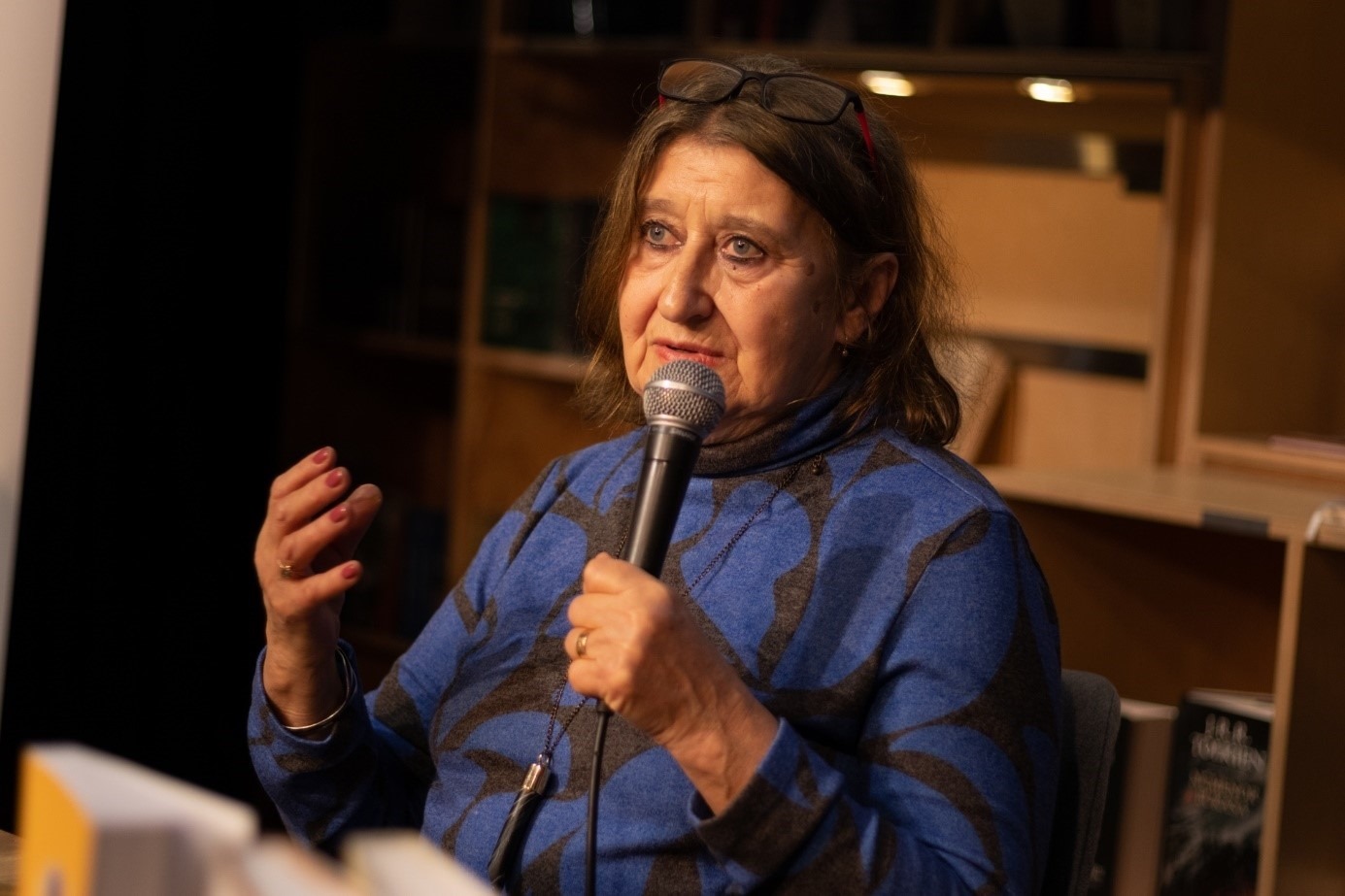 埃娃介紹作品。摩爾多瓦尼·巴爾納巴斯攝