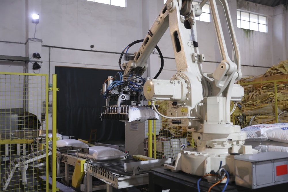 12月14日，在廣西來賓東糖鳳凰有限公司，機械臂在廠房碼放白砂糖成品。