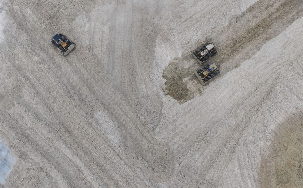 12月12日，在廣西湘桂華糖制糖集團來賓紙業(yè)有限責(zé)任公司，工作人員在整理蔗渣（無人機照片）。