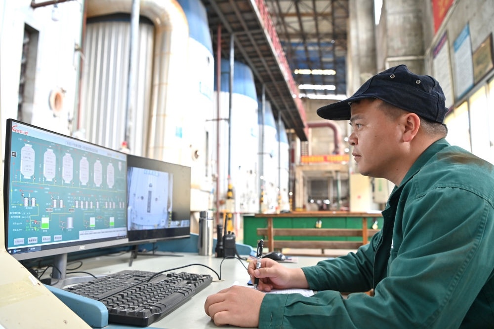 12月12日，工作人員在廣西來賓小平陽湘桂制糖有限公司監(jiān)控蒸發(fā)系統(tǒng)。