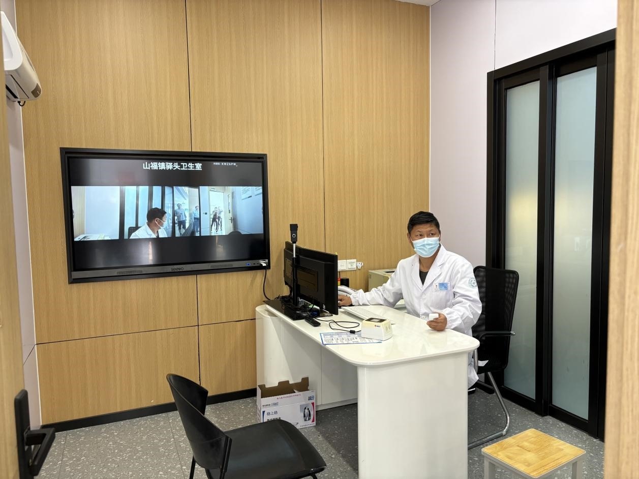　　村里的值班醫(yī)生在線上連接三甲醫(yī)院的醫(yī)生對(duì)患者進(jìn)行會(huì)診。